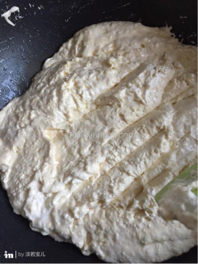 搅拌均匀后倒入熟花生碎关火