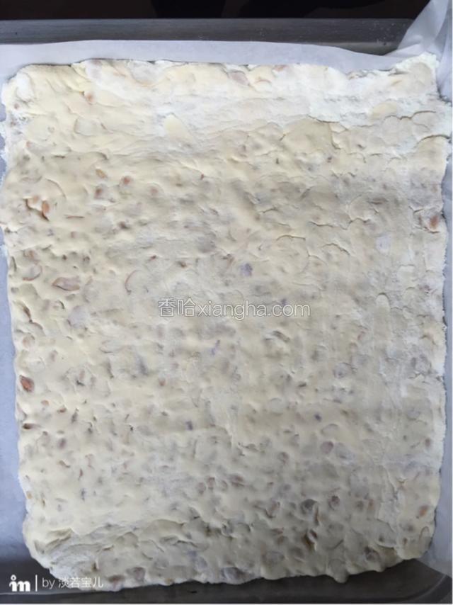盘子垫好油纸倒入整型