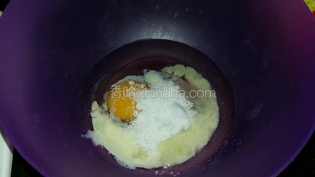 白糖，鸡蛋，油，炼乳称重，混合均匀