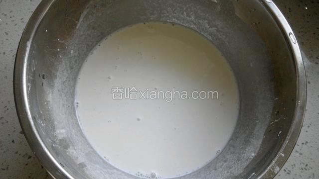 粘米粉与适量的淀粉加入少许食盐调和，稀释水分稍微多点，备用
