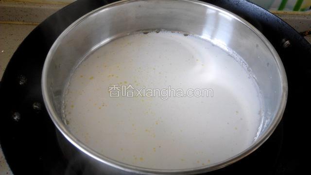 把调和好的粉，用勺倒入蒸锅内，捣匀，盖上锅盖大火蒸30秒左右，加入鸡蛋液。