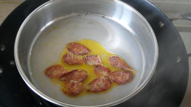 接上步骤，加入鸡蛋液蒸半分钟左右，然后加入腊肠，再蒸2分钟左右，用刮刀或刮刷沿边慢慢卷起。接着再做另一个，以此类推，做法相同。直到调液做完。