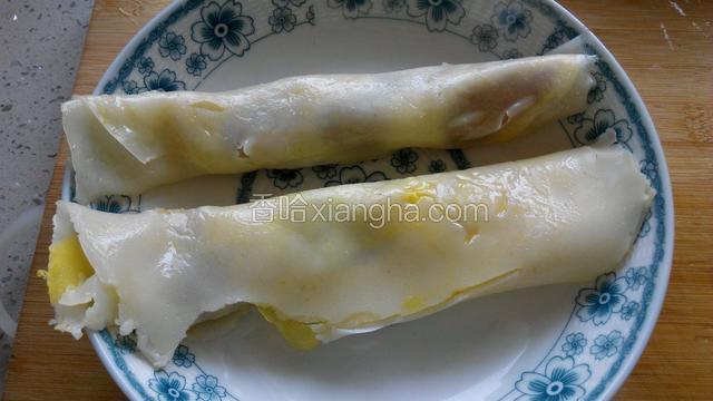 卷起的成品。可直接吃，也可切段拌料再食。