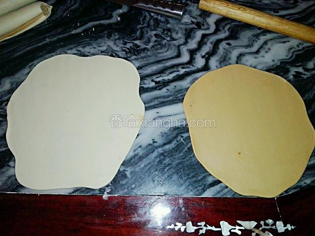 然后分成小剂子，用擀面杖擀薄