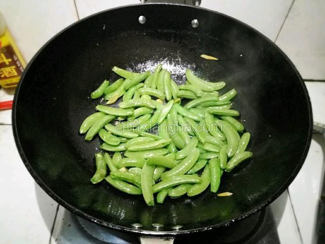 放甜豆翻炒片刻、炒至甜豆绿油油