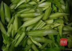 西芹腊肠的做法图解1