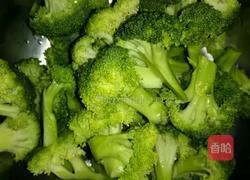 蒜香西兰花的做法图解1