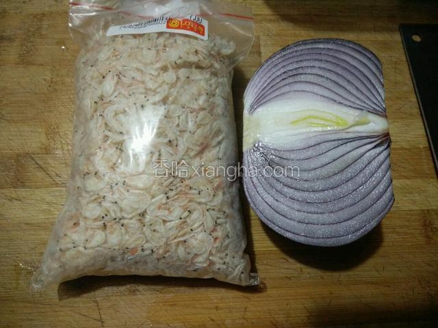 备好食材（一包虾皮250克，用了大概150克）