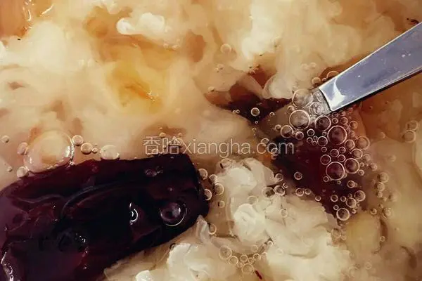 桃胶白木耳汤