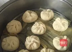 Illustration of how to make Mushroom and Fresh Meat Xiaolongbao 5