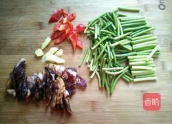 腊肠炒蒜苔的做法图解3