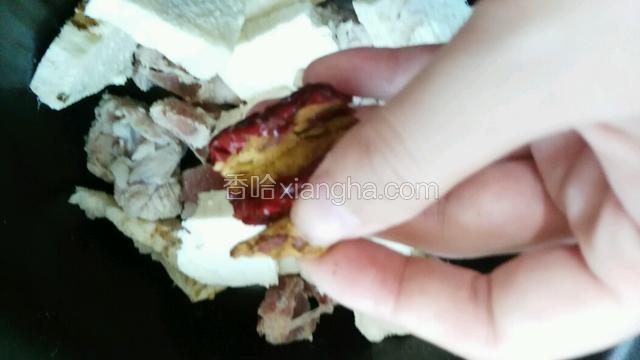 红枣洗一下 去核  煲汤的红枣一定要去核