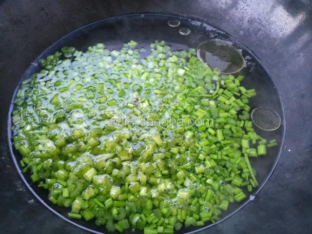 锅里水烧开，滴几滴玉米油，放一匙盐，把芹菜倒里焯水一分钟