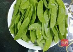 牛肉炒荷兰豆的做法图解1