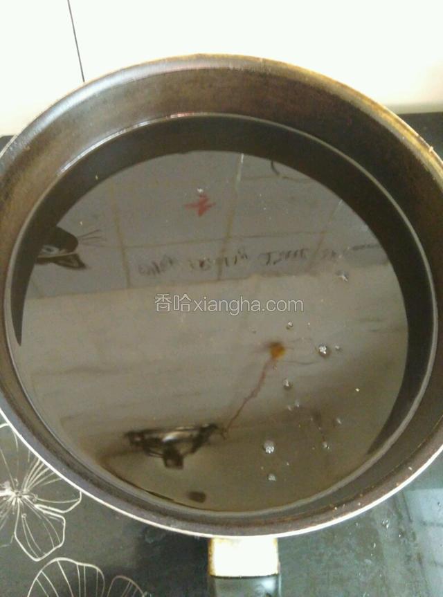 煤气开火，锅烧热倒入2000ml花生油。