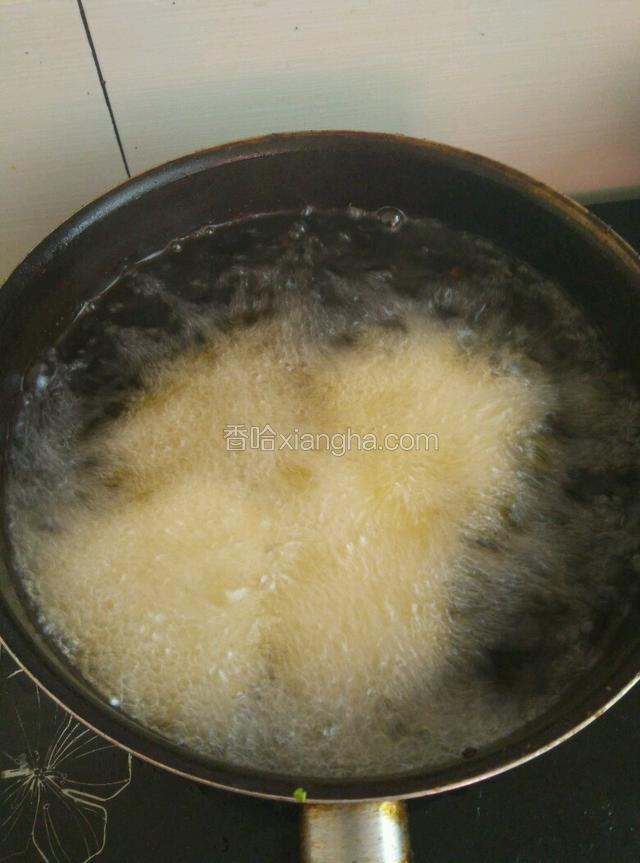 烧十成热丢入切好的豆腐，小火慢炸！