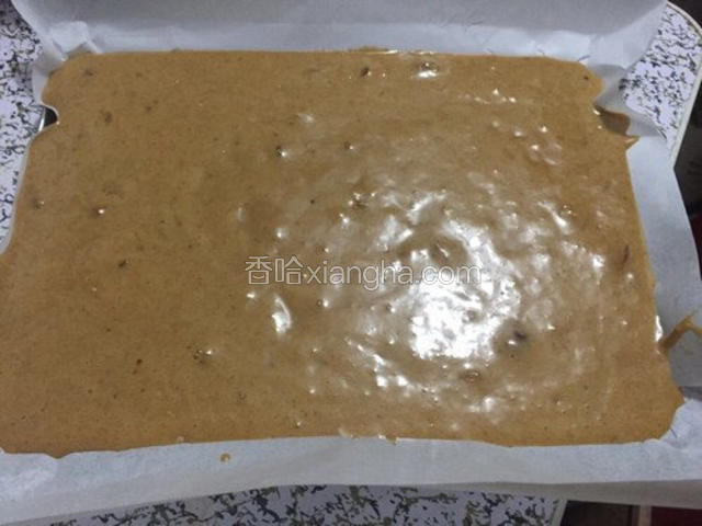 在铺了油纸的烤盘上，倒入搅拌好的液体，表面抹匀，在桌上使劲震动几下，震出气泡。