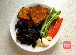 木耳炒香干的做法图解1