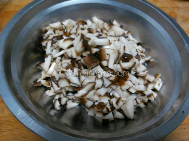 把香菇捞出挤一下水分切丁备用。