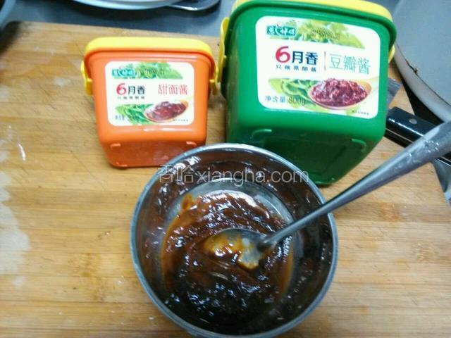 把豆瓣酱和甜面酱按1：1比例调配。