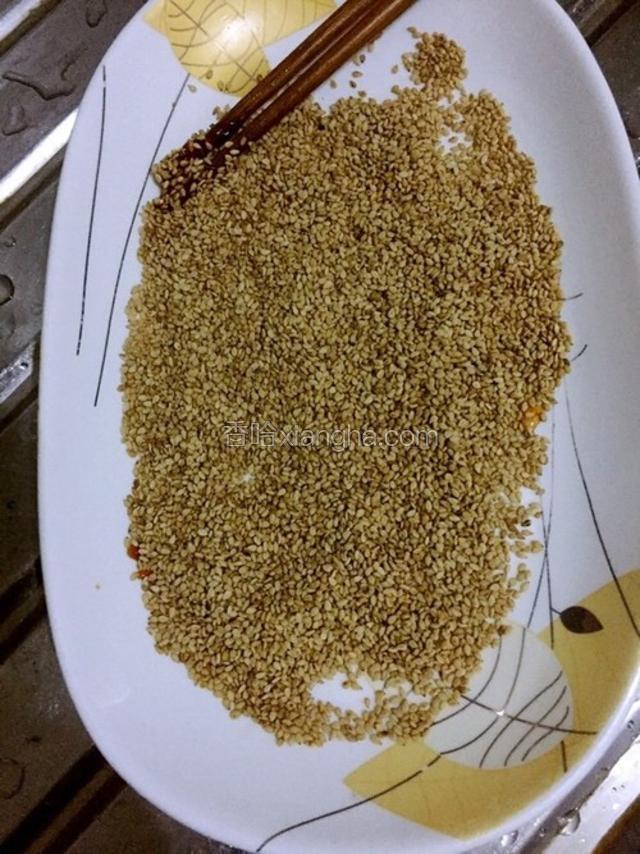 把熟芝麻倒入一个碗中铺开备用