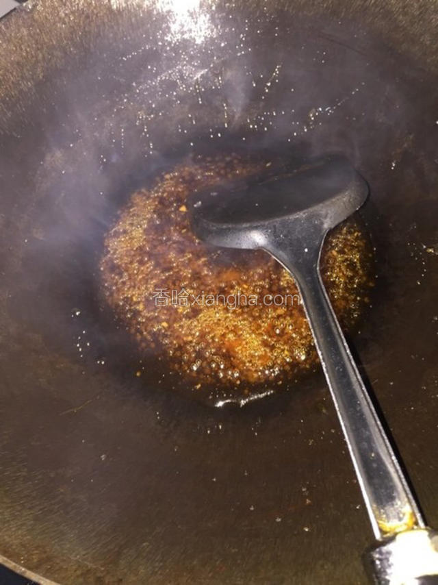 锅底留点油烧热把冰糖倒入小火慢慢熬成糖浆，等糖全部融化了把芋头一块块放入裹满糖浆