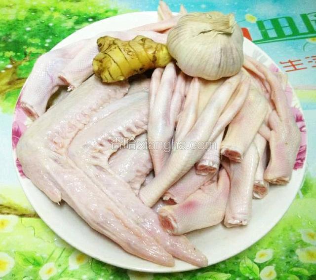 备好材料,用淡盐水泡鸭翅、鸭掌30分钟,洗净备用.