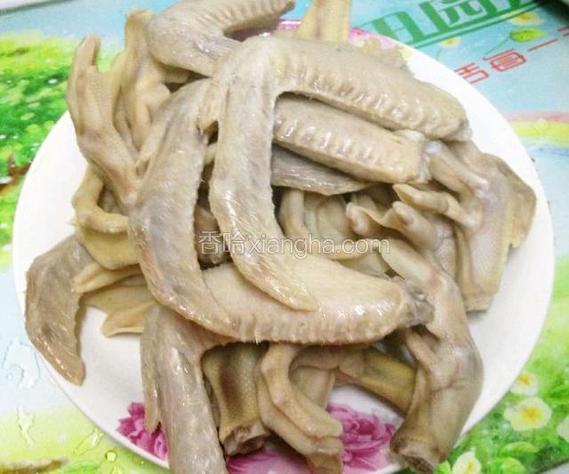 捞起沥干水分.