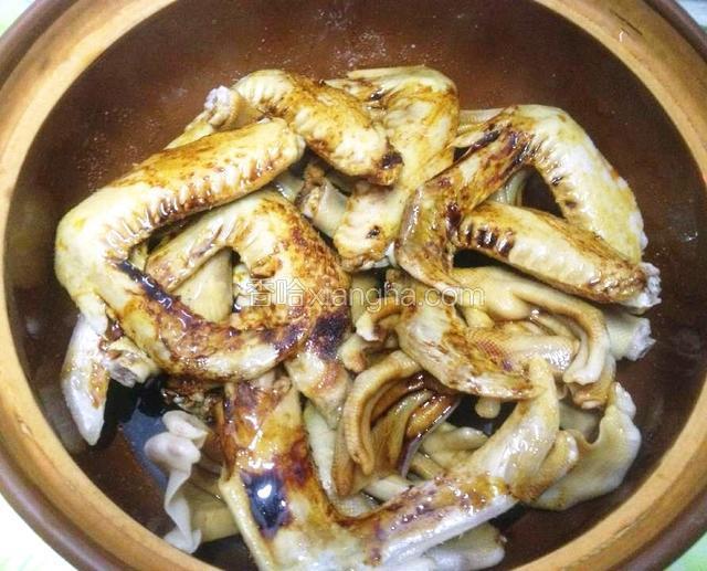 放入鸭掌、鸭翅,调入盐、酱油、芝麻油、老抽.