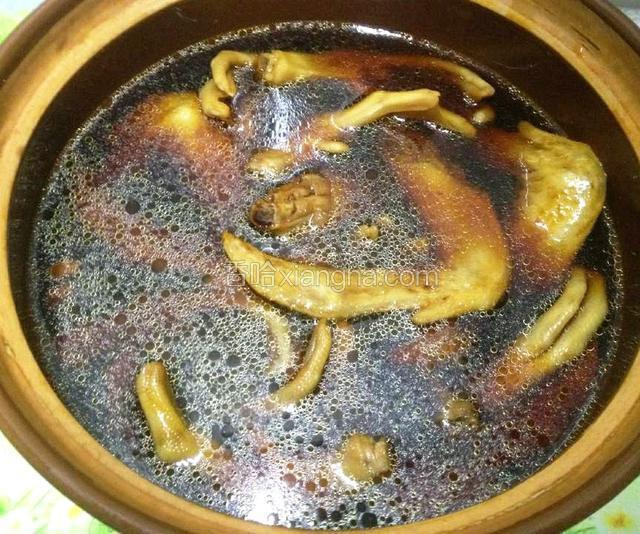 腌制完成后,加入清水.开中大火,水开转小火卤35分钟.
