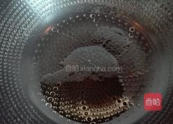 火腿杂蔬炒虾仁的做法图解2