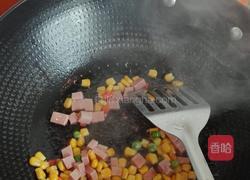 火腿杂蔬炒虾仁的做法图解3