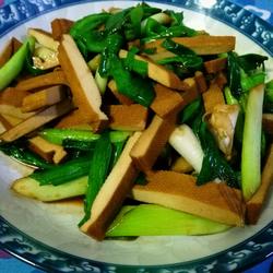 青蒜炒熏干的做法[图]