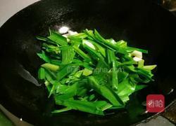 青蒜炒熏干的做法图解6