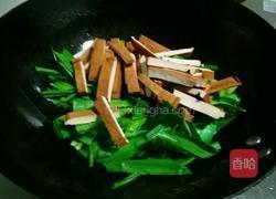 青蒜炒熏干的做法图解7