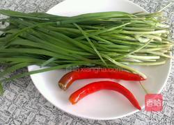 核桃仁炒韭菜的做法图解1