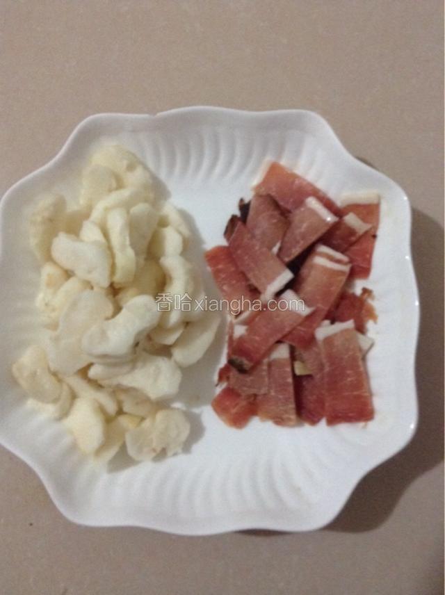 将马蹄切小块，将肉切片。