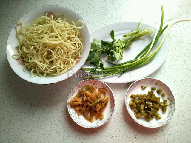 备好图中食材。摊凉的面一碗，葱、香菜洗净，榨菜、酸豆角。