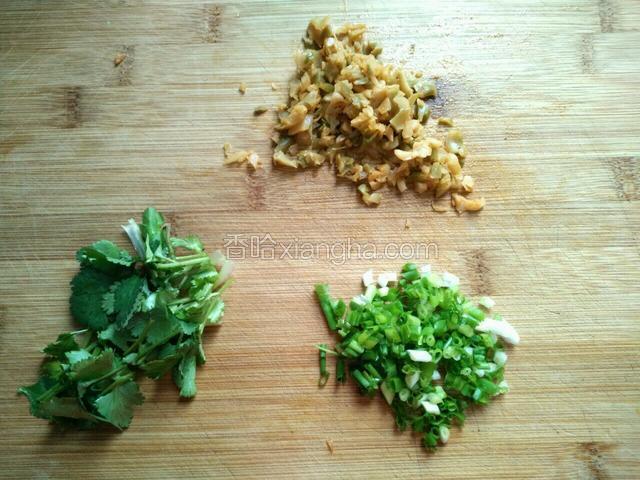香菜切寸段、切葱花、榨菜切颗粒。