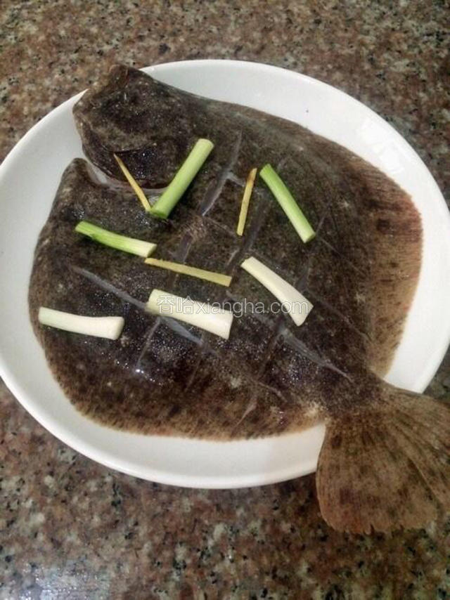 鱼上方也放上姜丝和葱段。
