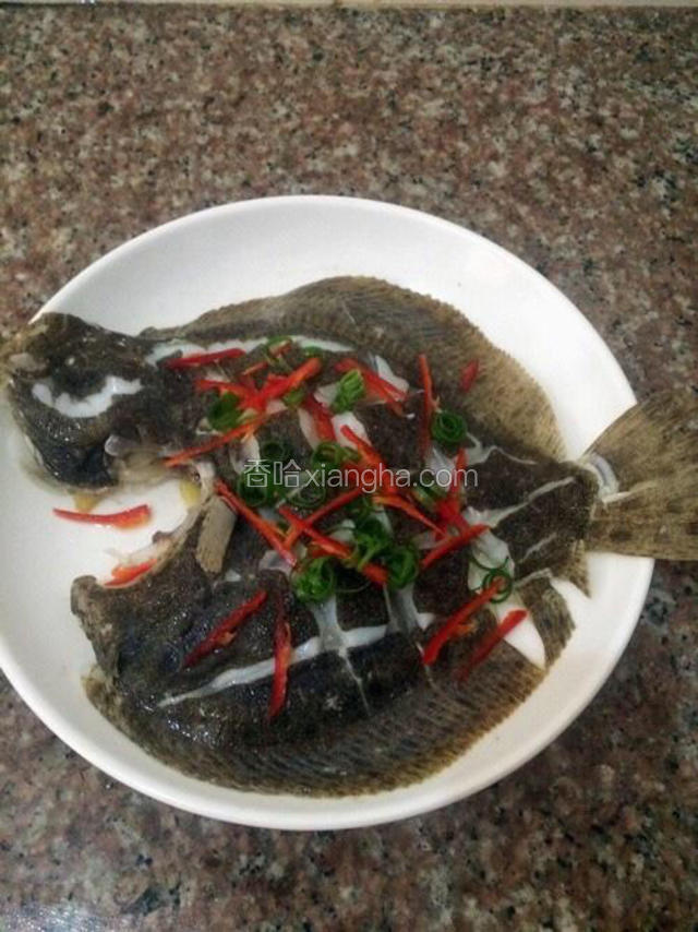 撒上葱姜丝，红椒丝。倒入李锦记蒸鱼豉油。