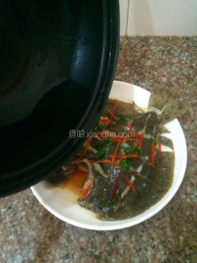 锅热适量油，浇在葱姜丝上面。
