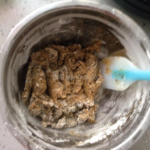 用刮刀拌至面粉成块，没有散面粉