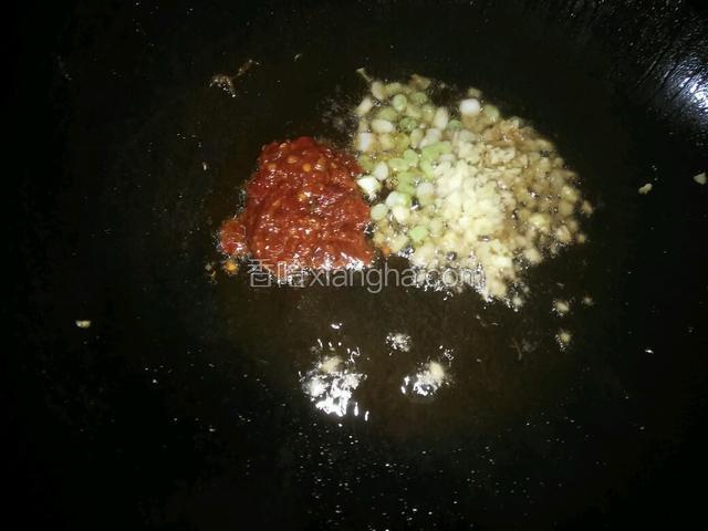 用煎鱼的油炒香豆瓣酱和葱姜末