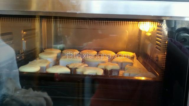 烤箱预热，160度，中层烤20分钟。