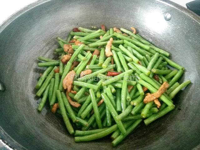 倒入缸豆翻炒