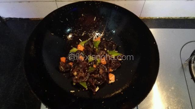 放入葱花炒香，倒入胡萝卜，辣椒，木耳翻炒至八分熟