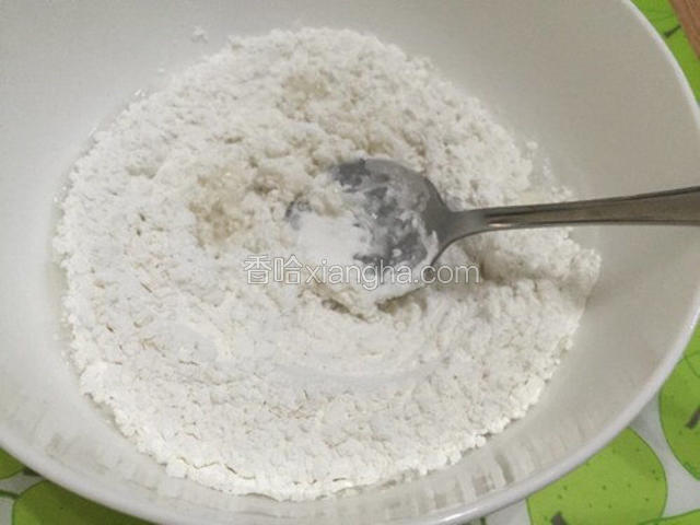 糯米粉加入开水搅拌