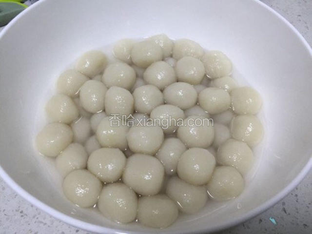 煮至圆变大浮出水面，即可捞出备用
