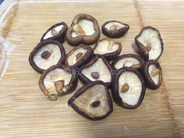 香菇泡发去柄切条